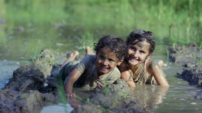 两名幼儿参加有趣的泥巴奔跑