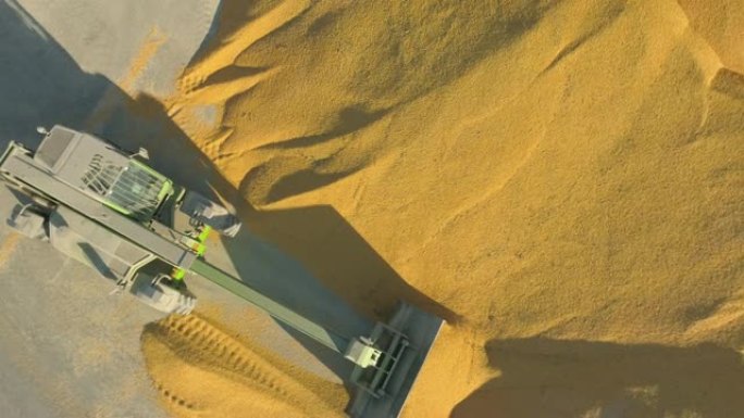 空中装载机挖掘机在存储设施中移动玉米