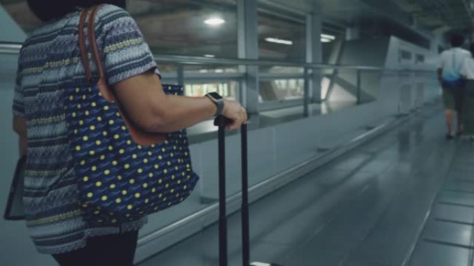 亚洲旅客在机场携带行李