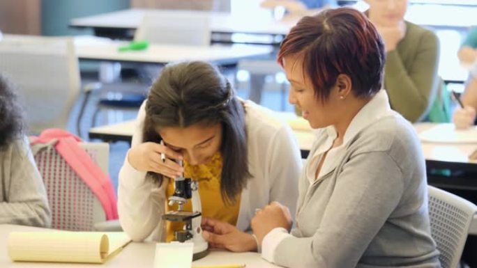 STEM高中生帮助女学生完成作业