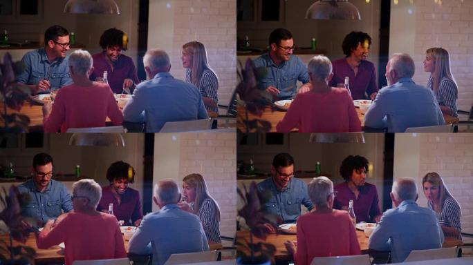 餐桌上的家庭聚会外国友人聚餐开心聊天