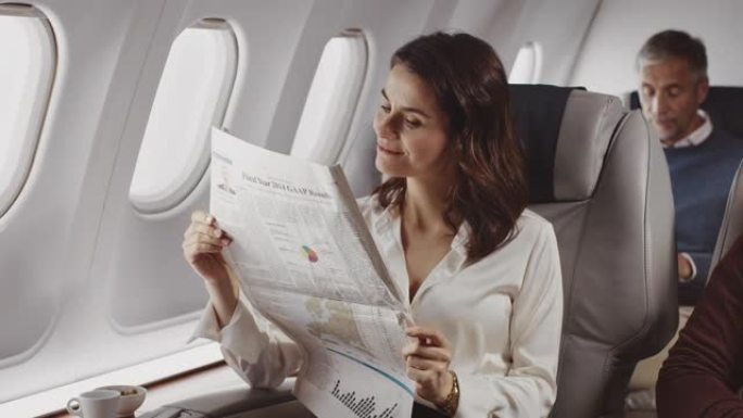 女性专业飞机阅读报纸