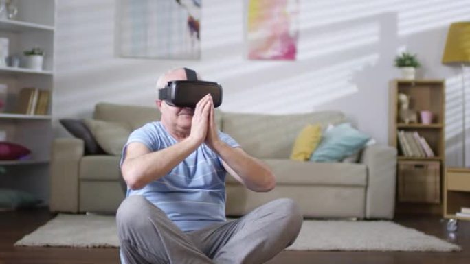 戴VR眼镜的老人在家练习瑜伽