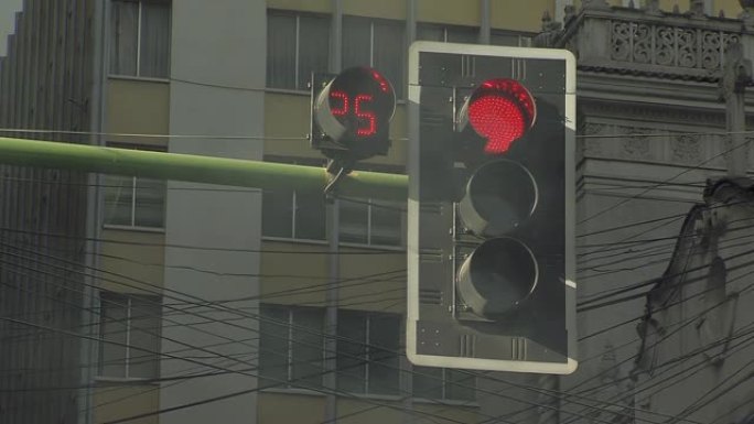 玻利维亚首都拉巴斯市的红色交通信号灯。