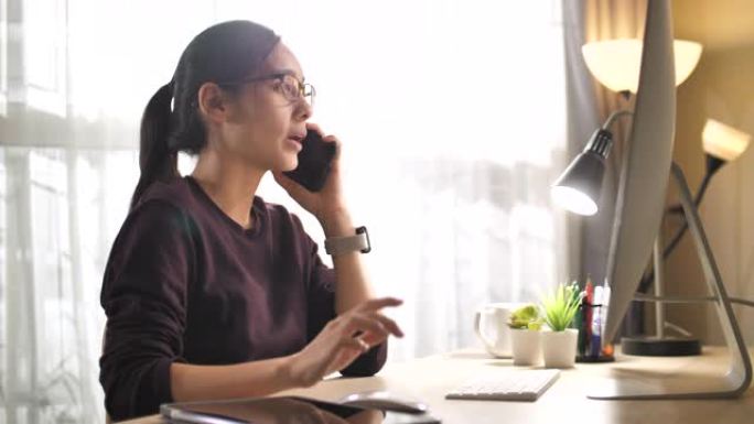 在家工作的亚洲女性与客户交谈以获得远程支持