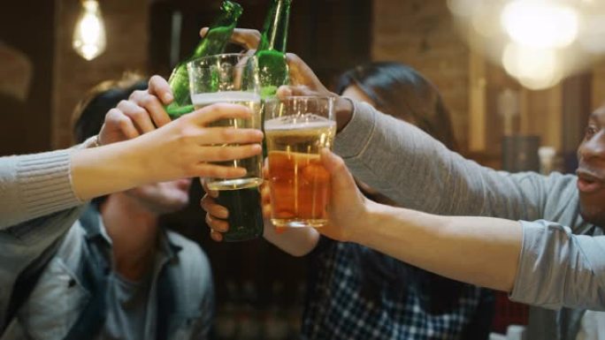 快乐的年轻朋友在酒吧里一起喝啤酒和碰杯玩得开心的慢动作