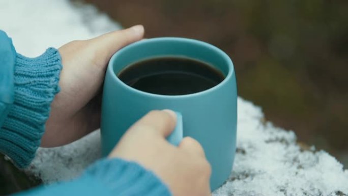 女人在冬天拿着一杯咖啡