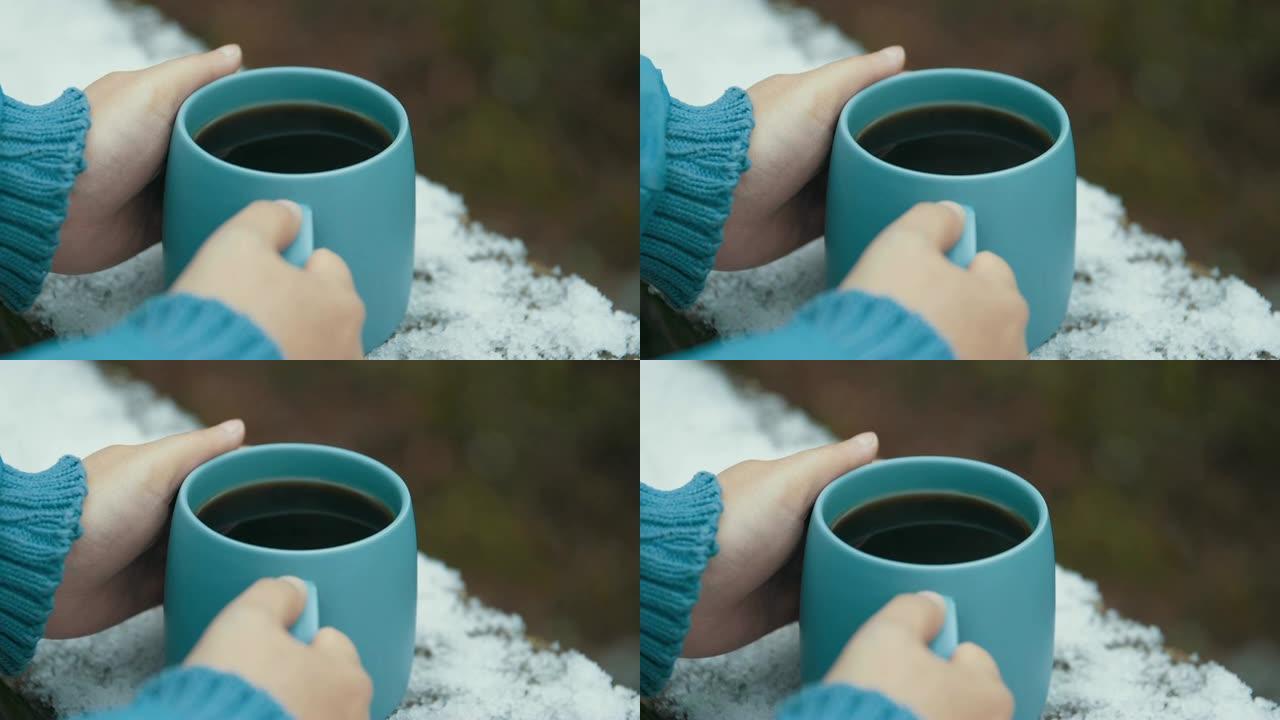 女人在冬天拿着一杯咖啡