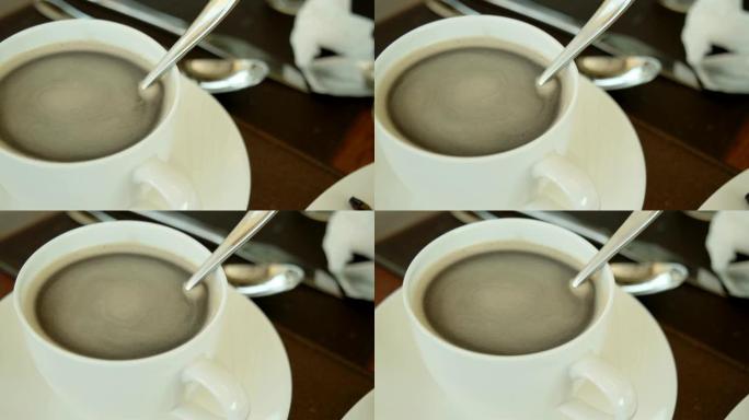 咖啡厅桌上的黑色热美式咖啡的4k镜头