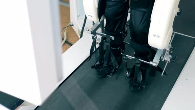 残障患者的腿正在模拟跑道上接受训练