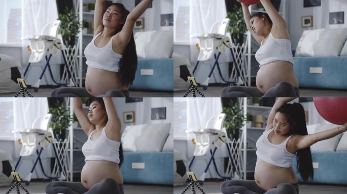 孕妇在健身过程中观看教程视频