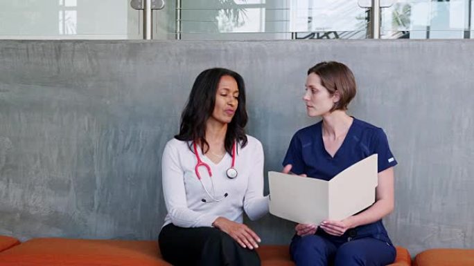 两名女医生在医院讲话慢动作