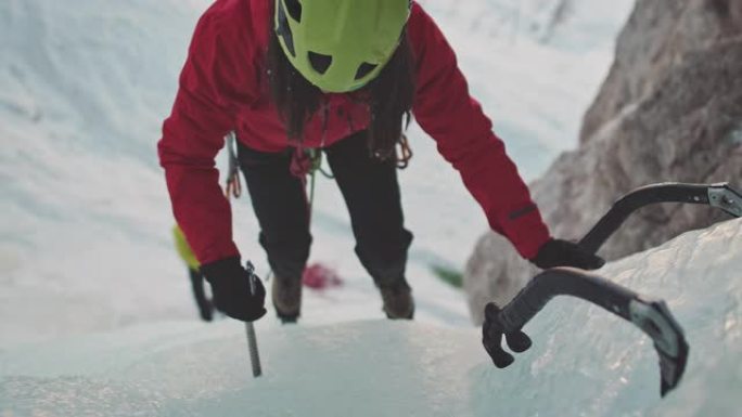 在瀑布上爬冰团结合作挑战极限攀爬探险