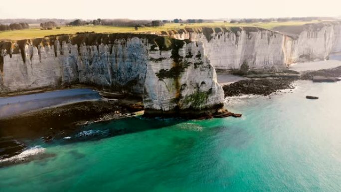 无人机正在远离诺曼底埃特雷塔附近著名的白色粉笔悬崖、日落场和蔚蓝的海滨海湾。