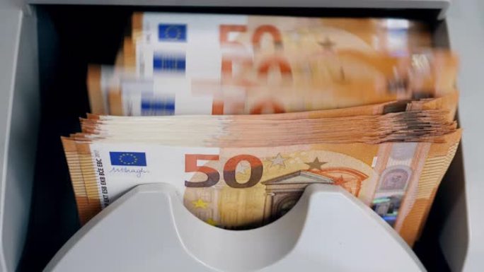在银行的现代机器中计算的纸质欧元。
