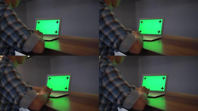 用绿屏显示器打字笔记本电脑键盘