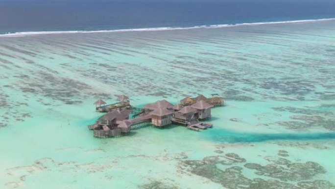 无人机: 马尔代夫的高端木制小屋被绿松石般的海洋包围