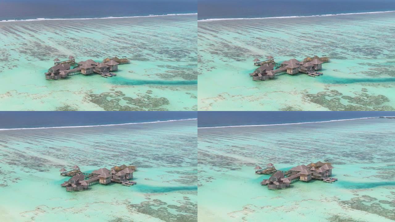 无人机: 马尔代夫的高端木制小屋被绿松石般的海洋包围