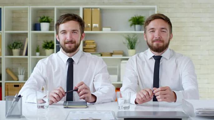办公桌上的双胞胎兄弟肖像