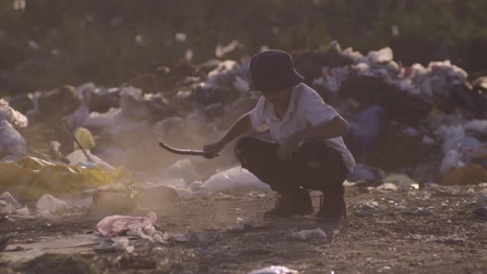男孩蹲在垃圾场废弃荒废人文