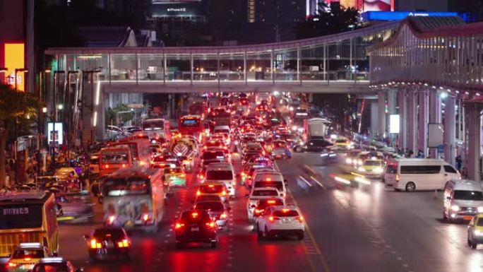 曼谷交通路灯在夜间的延时。