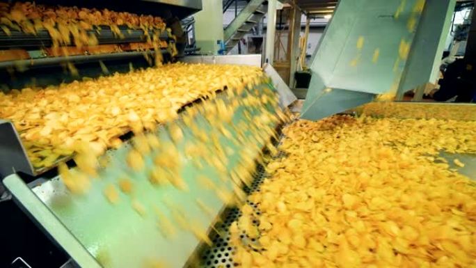 工厂输送机在特殊设施移动马铃薯薯片。