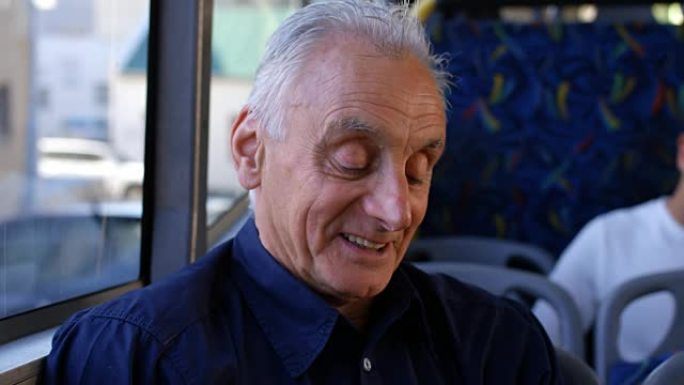 资深男子在4k巴士旅行时微笑