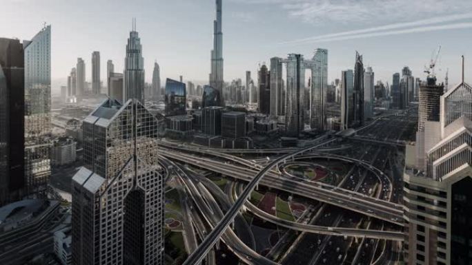 迪拜天际线/迪拜，阿联酋的T/L平底锅高角度视图