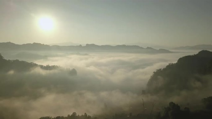 雾的鸟瞰图流过泰国北部的雨林山