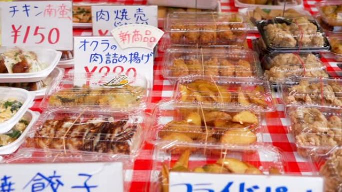 在商店里淘日本食品午餐盒。