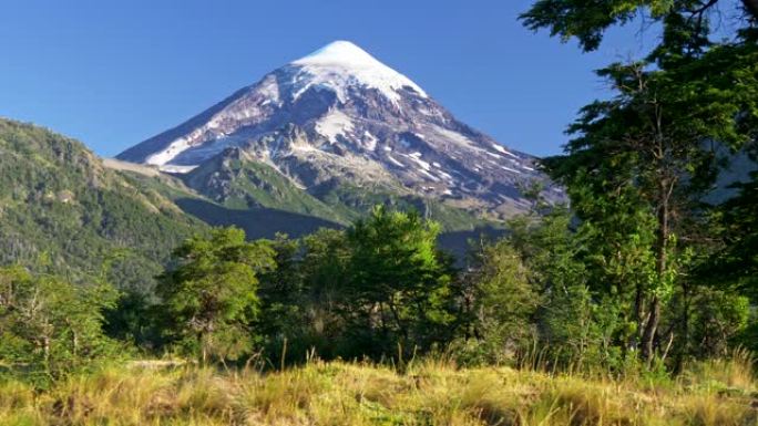 阿根廷兰宁国家公园的白雪皑皑的兰宁火山被丰富的绿色植物所包围。拉宁位于安第斯山脉南部，智利边境。St