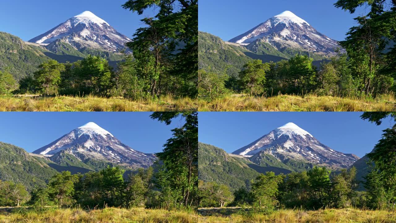 阿根廷兰宁国家公园的白雪皑皑的兰宁火山被丰富的绿色植物所包围。拉宁位于安第斯山脉南部，智利边境。St
