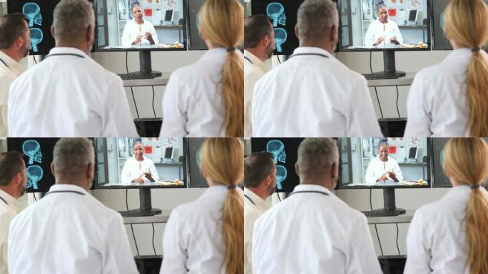 一组医生与缺席的医生进行视频通话