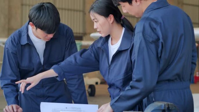 领导力亚洲少女发展工程师在机库飞机上教授工程维护。STEM，技术，科学，创新，领导力，赋权，专业知识