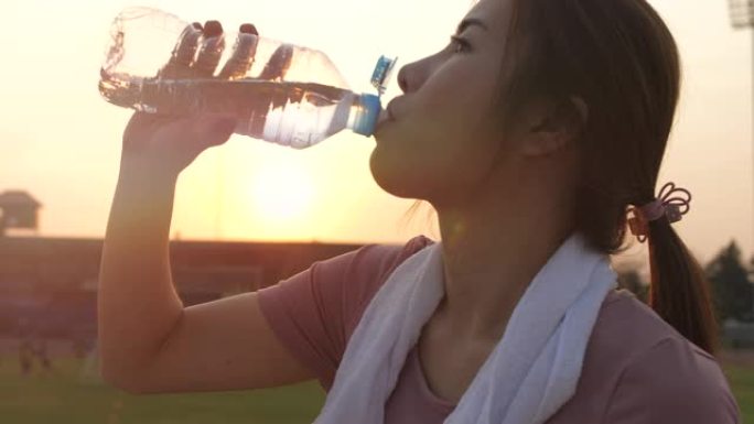 运动妇女饮用水清晨晨练补充水分慢镜头