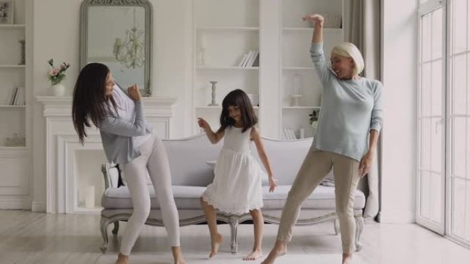 有趣的三个时代的女性家庭在客厅跳舞