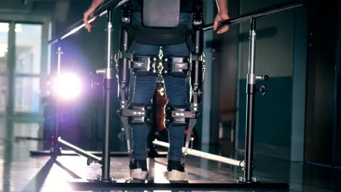 患者接受假肢设备治疗，特写。