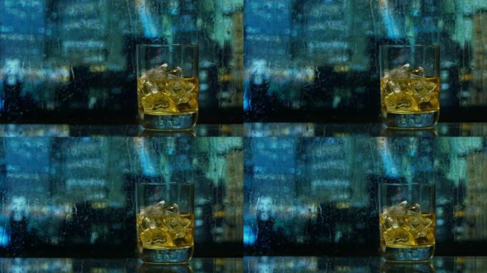 从摩天大楼的窗户上，一个男人喝苏格兰威士忌，在背景中，您可以看到下雨的纽约景色。