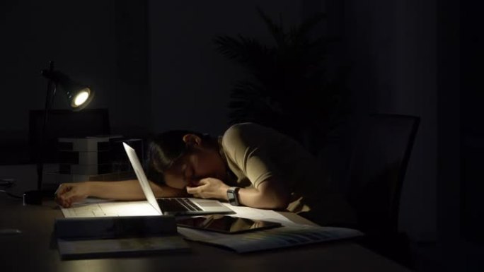 忙碌的女人在黑暗的办公室空气之夜工作