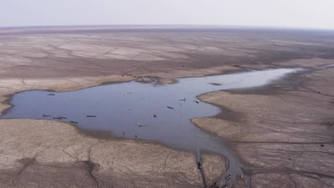 高空飞行的视图显示了由于干旱和气候变化而造成的破坏程度，这些通常是恩加米湖丰富的水域所剩下的。博茨瓦