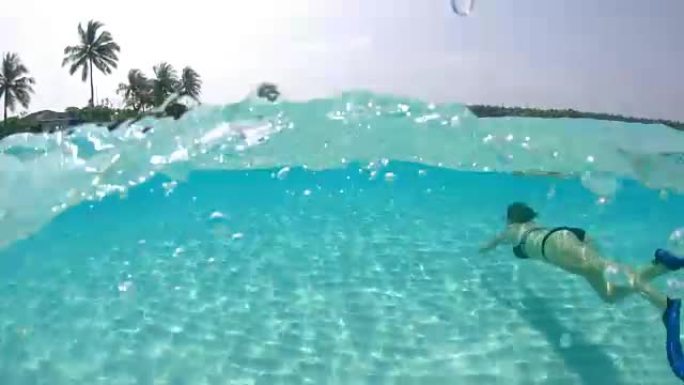 女士在马尔代夫的热带海洋中浮潜