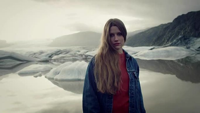 女孩在冰川泻湖。感性