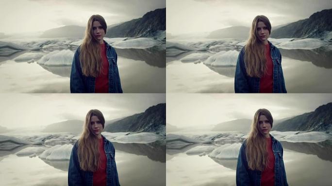 女孩在冰川泻湖。感性