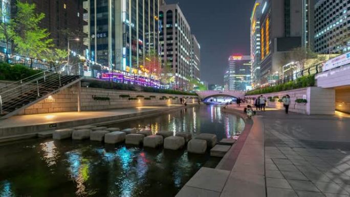 延时: 夜间在韩国Seouk市区清溪川运河的行人