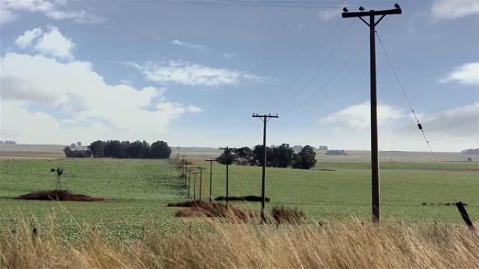 带电线杆的农业领域。