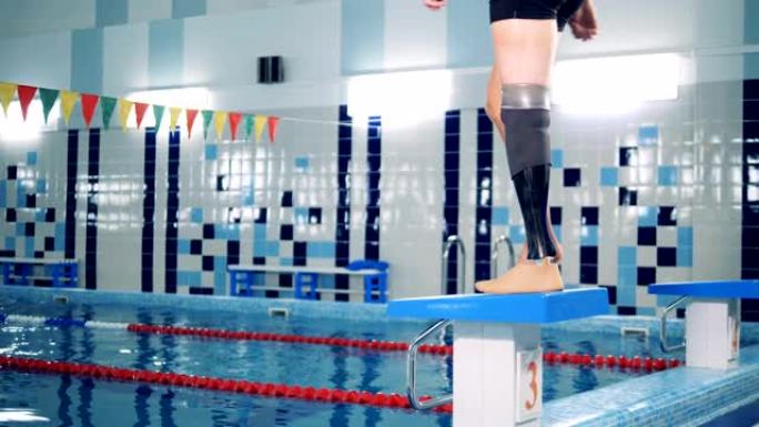 游泳前对一个人的机器人腿进行热身