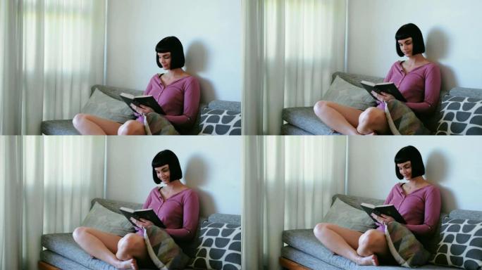 女人在客厅读小说4k