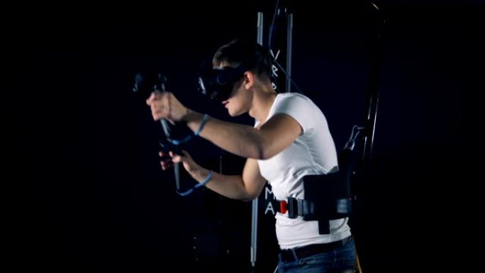 一个人使用设备玩VR游戏。虚拟现实游戏概念。