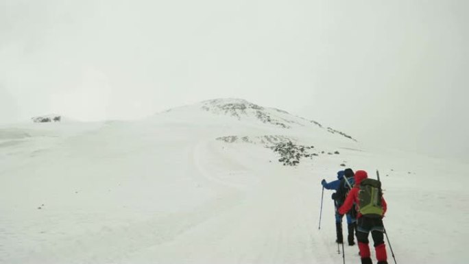 在雪坡上攀登。高加索山脉。视点