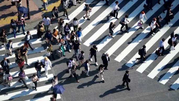 SLO MO人群通勤者在涩谷十字路口行走。